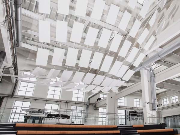 Skulpturale Deckenmontage mit frei hängenden Akustikpaneelen im Techmania Science Center