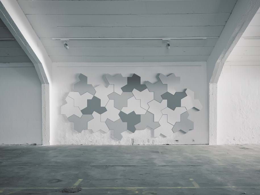 Puzzleartige Akustik-Wandpaneele in Industriegebäuden