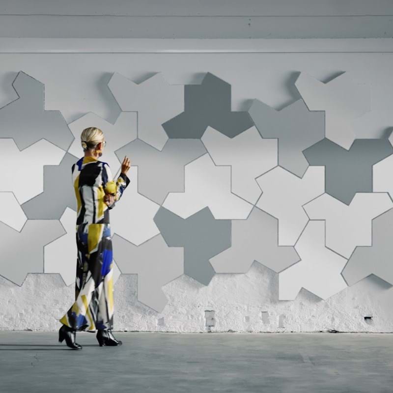 Akustik-Wandpaneele in Form von Puzzlestücken in Industriegebäuden