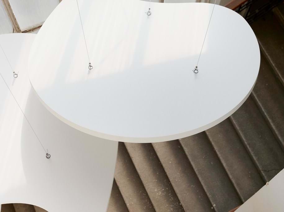 Frihängande akustikabsorbenter sedda från ovan