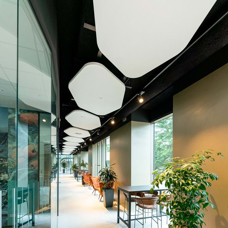 Frihängande absorbenter i kontorskorridor