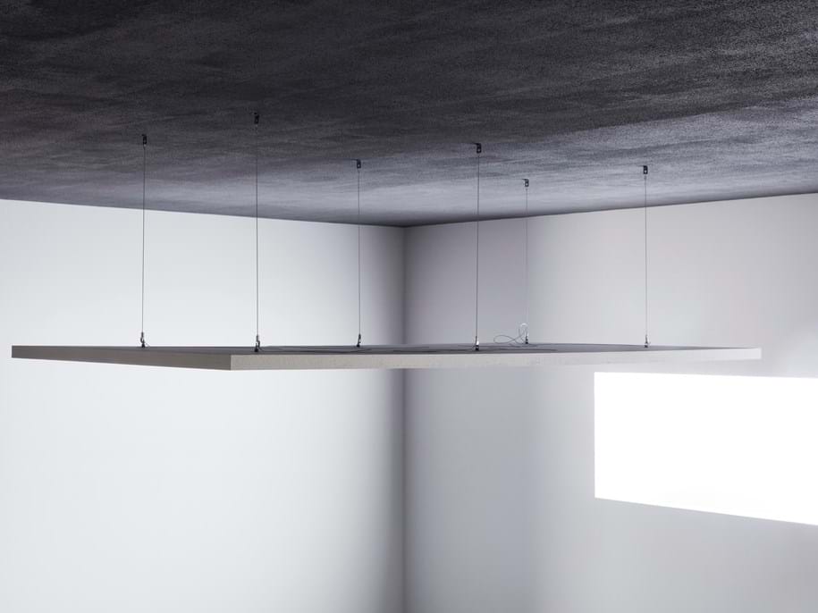 Frihängande akustikabsorbent installerad med höjdjusterbara vajrar